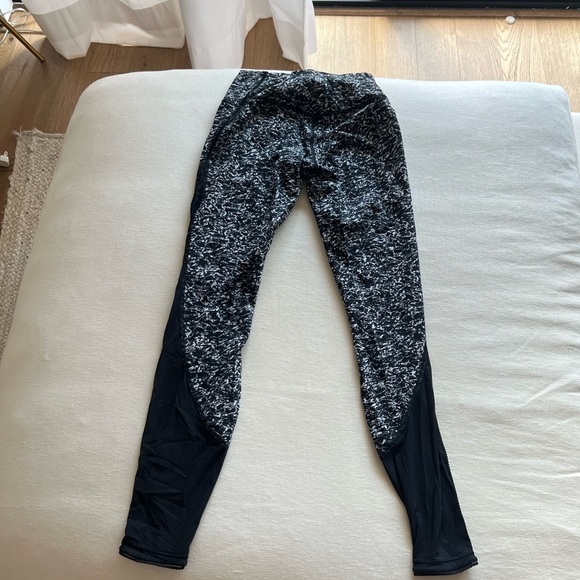 Lululemon Deep Breath Tight
Iced Wave White Black 4 - Picture 4 of 5